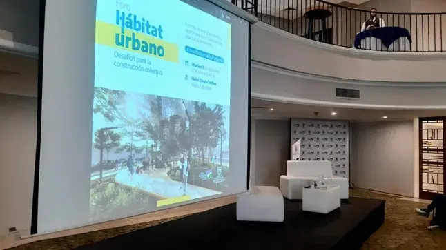 Mercado local con productos agrícolas.