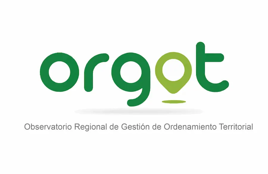 Paisaje natural con montañas y nubes.