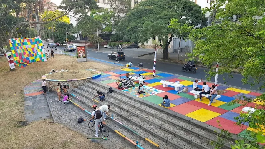 Mercado local con productos agrícolas.